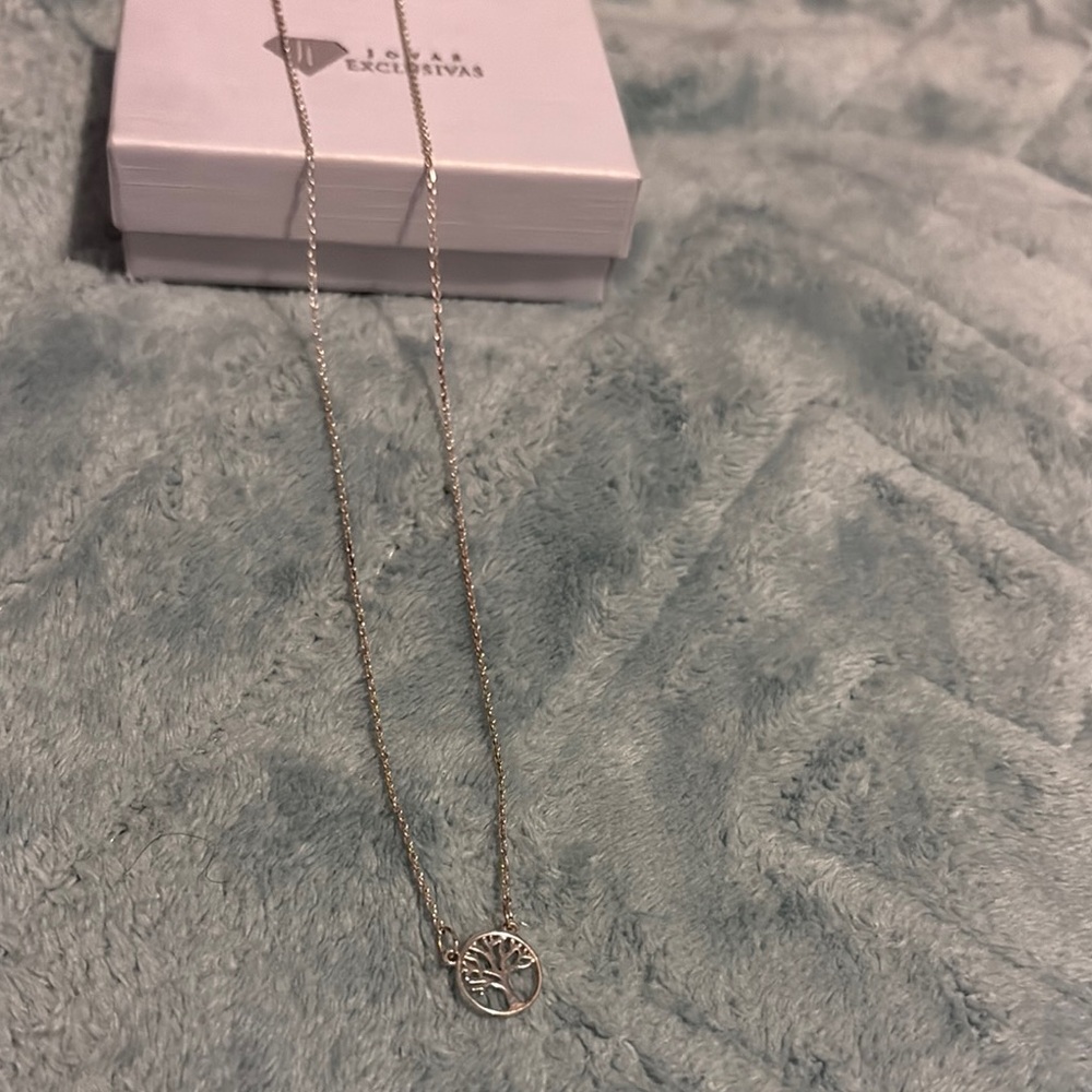 Silver Minimalist Pendant Necklace with Intricate Design